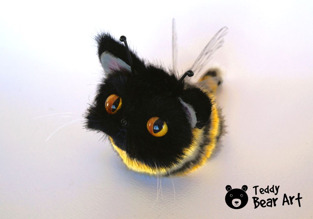 DIY Bee Cat Plush: Easy Mixed Techniques