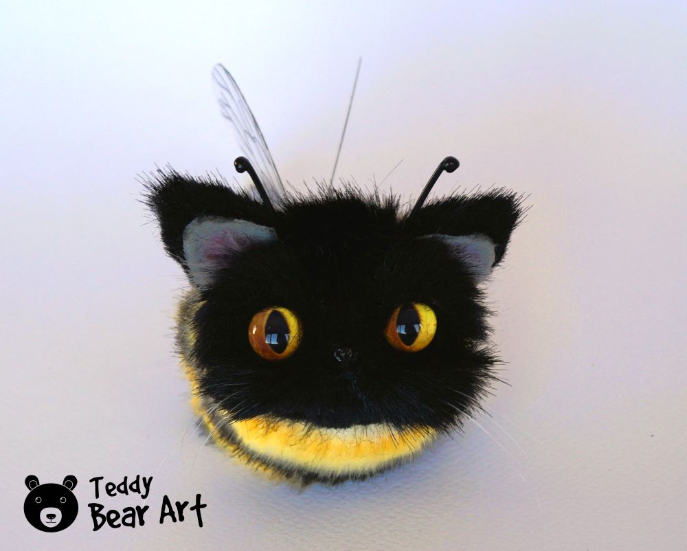 DIY Bee Cat Plush: Easy Mixed Techniques