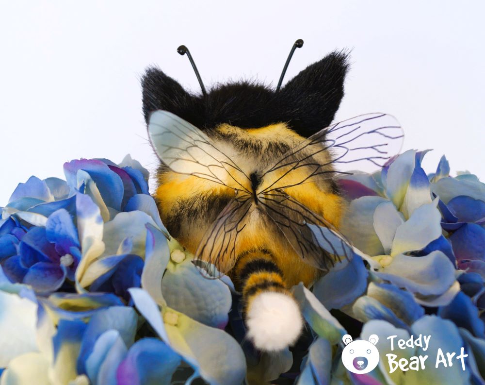 DIY Bee Cat Plush: Easy Mixed Techniques