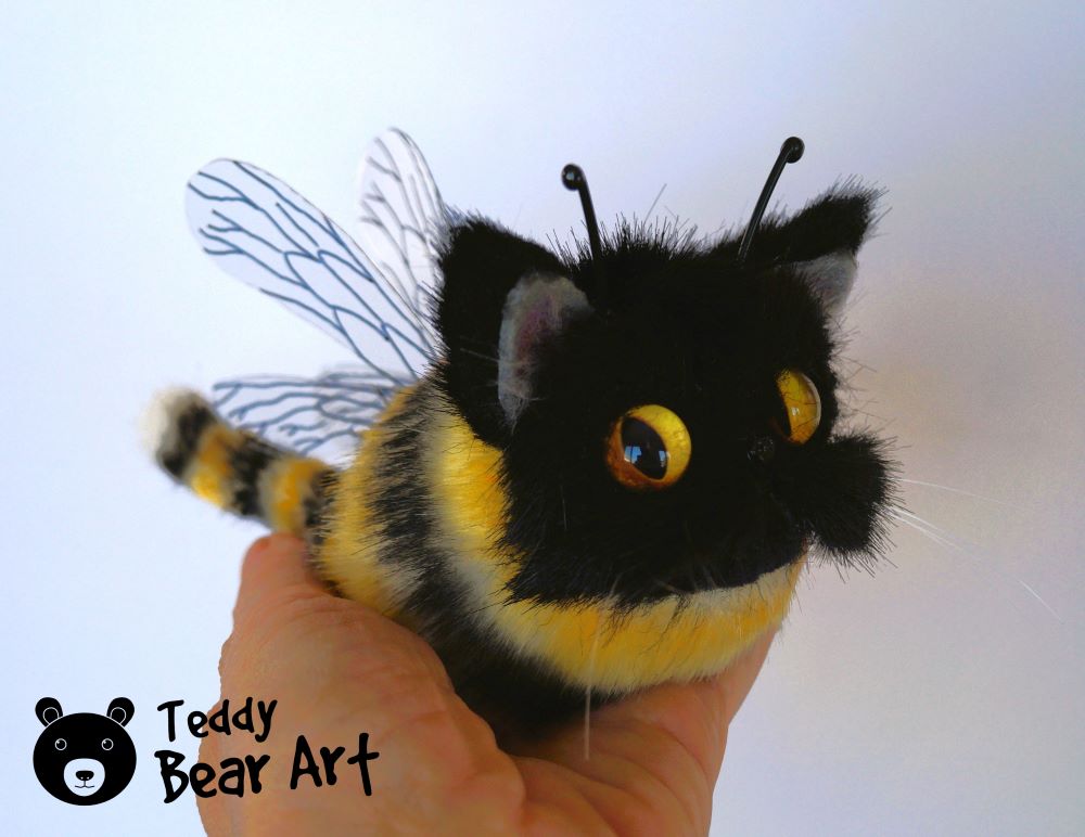 DIY Bee Cat Plush: Easy Mixed Techniques